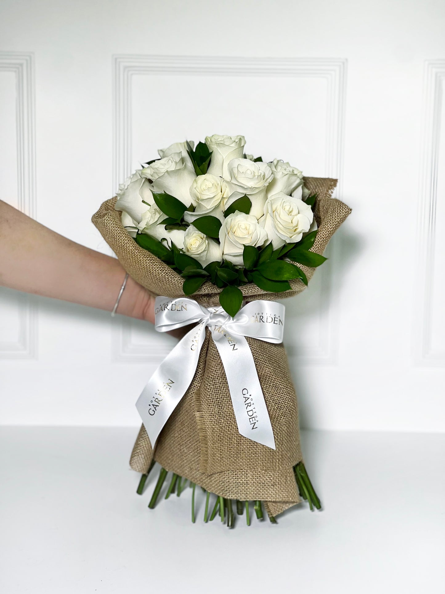 BOUQUET CLÁSSICO DE ROSAS BRANCAS COM JUTA DE LINHO