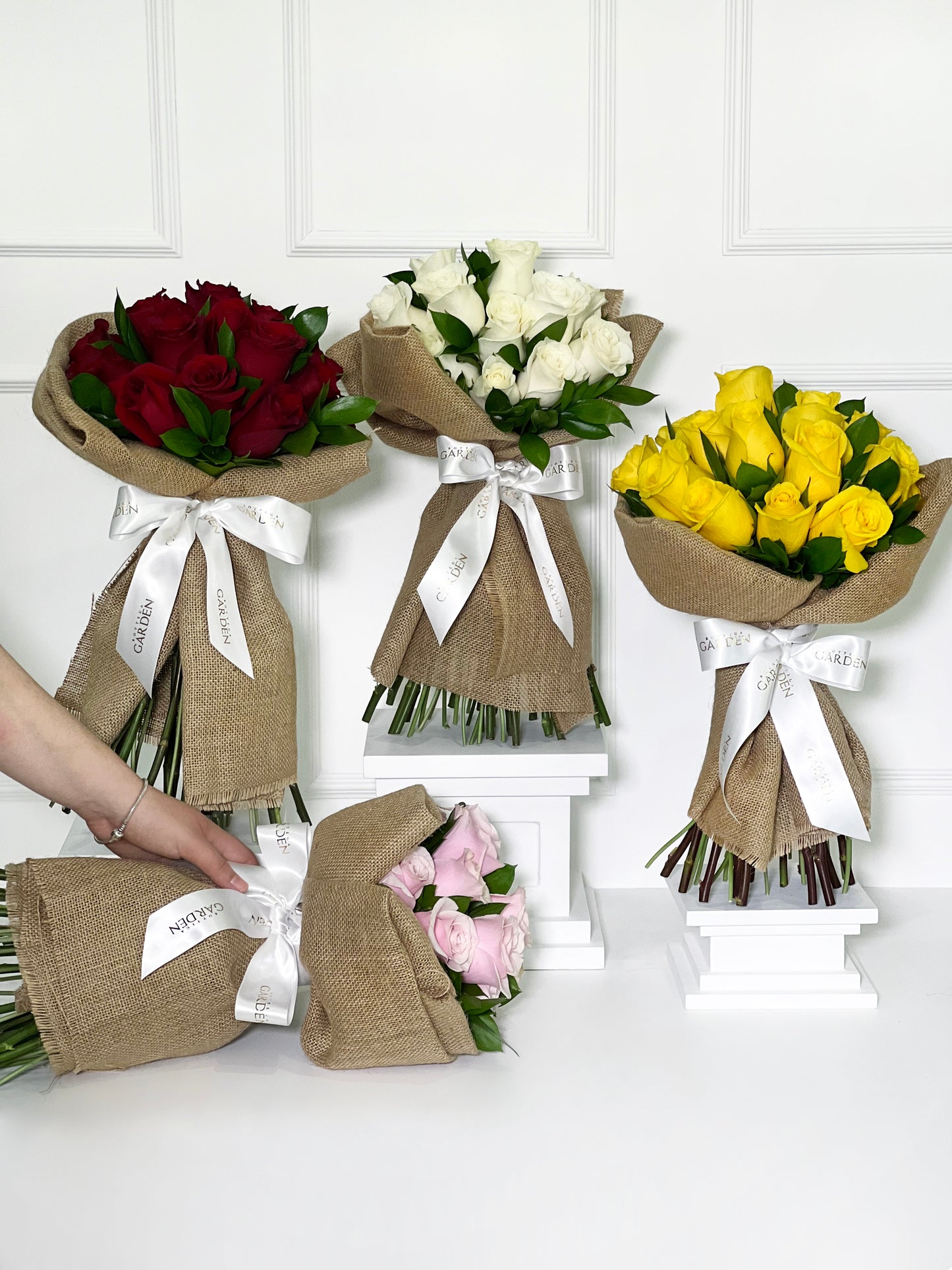 BOUQUET CLÁSSICO DE ROSAS VERMELHAS COM JUTA DE LINHO