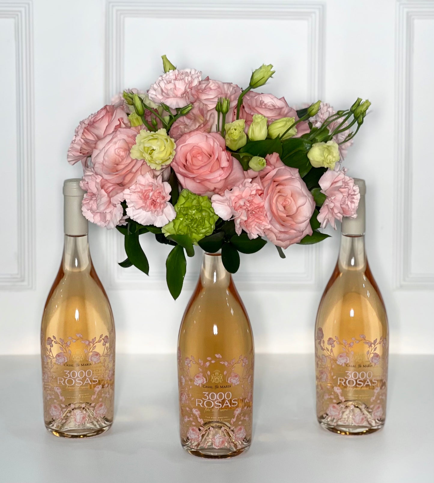 VINHO COM ARRANJO FLORAL