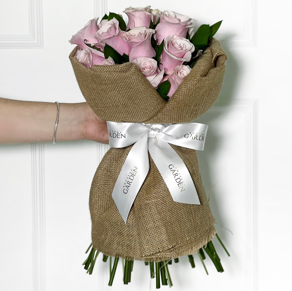BOUQUET CLÁSSICO DE ROSAS COR DE ROSA COM JUTA DE LINHO