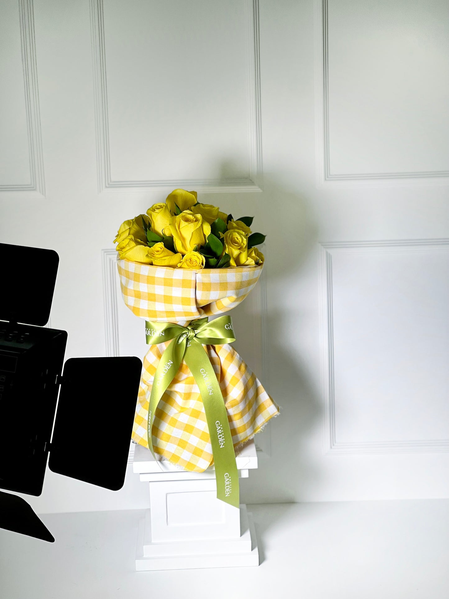 BOUQUET CLASSIC COM ROSAS AMARELAS COM TECIDO XADREZ