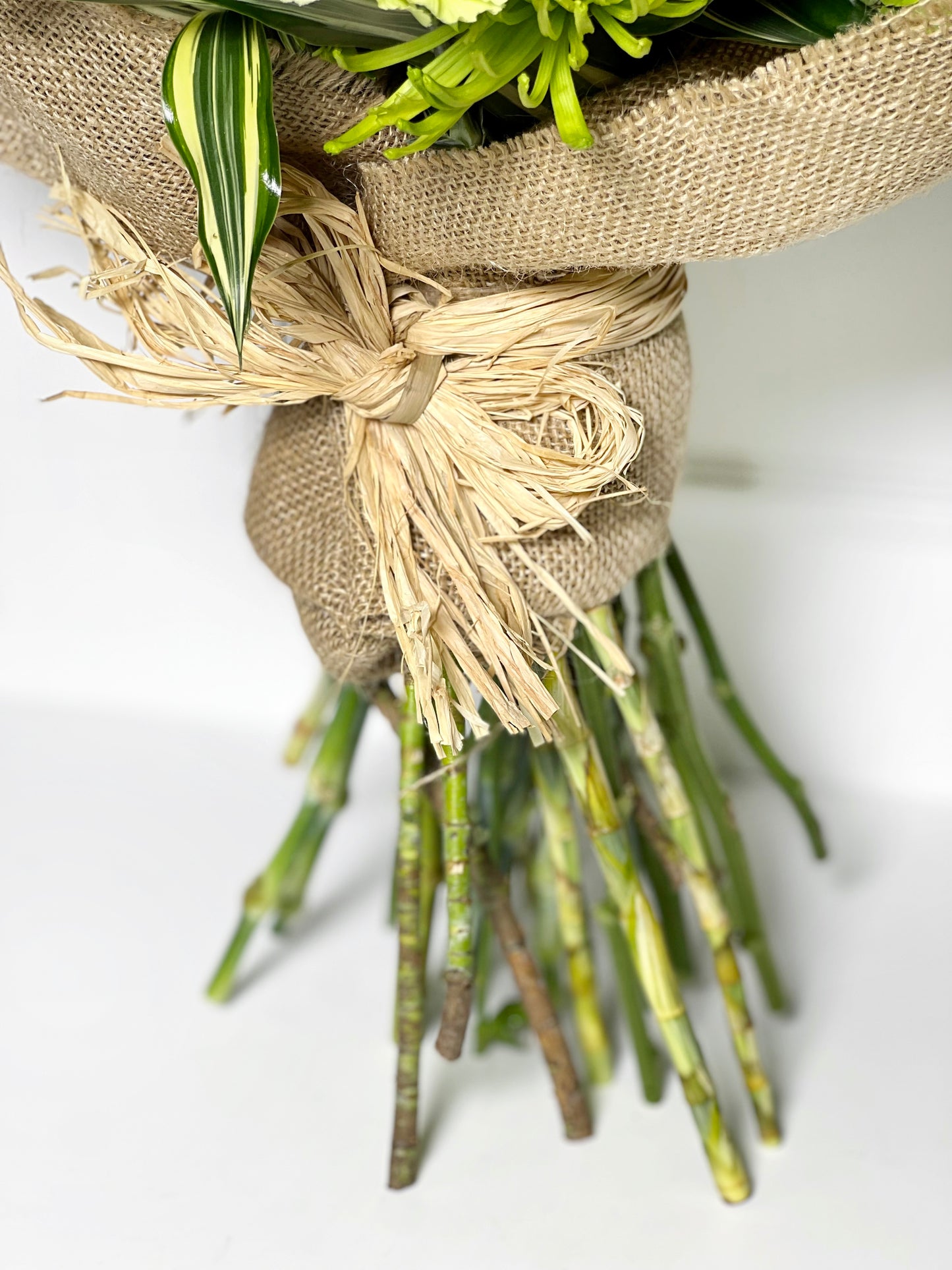 BOUQUET CAMPESTRE GREEN COM JUTA DE LINHO CRU