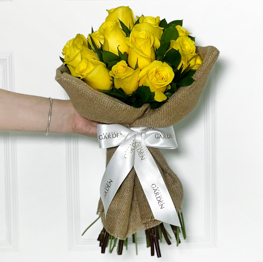 BOUQUET CLÁSSICO DE ROSAS AMARELAS COM JUTA DE LINHO