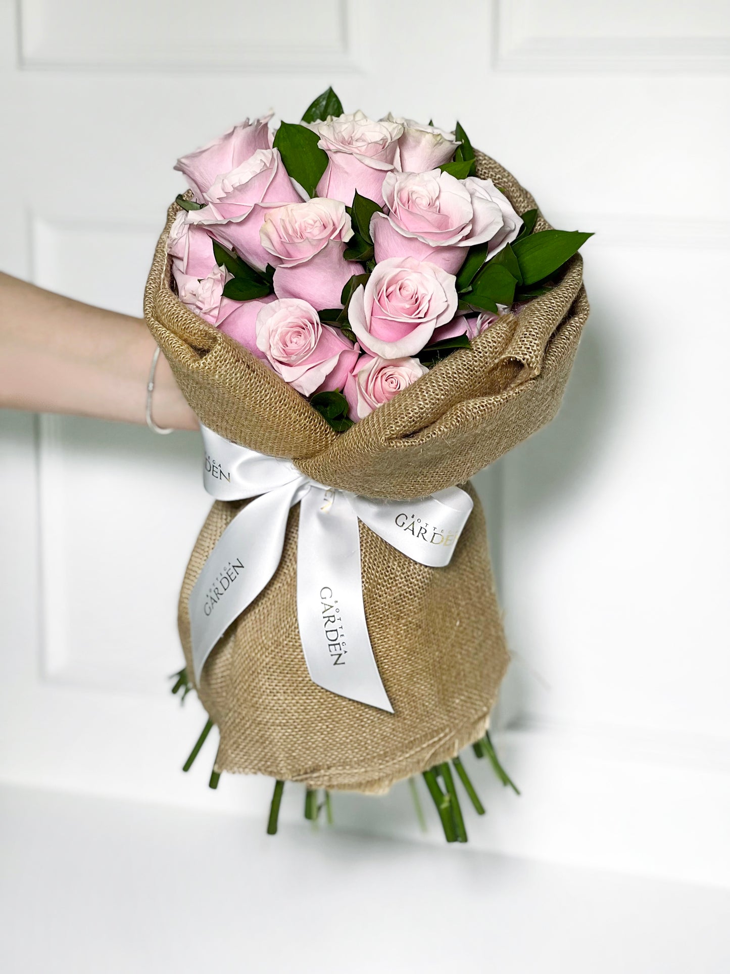 BOUQUET CLÁSSICO DE ROSAS COR DE ROSA COM JUTA DE LINHO