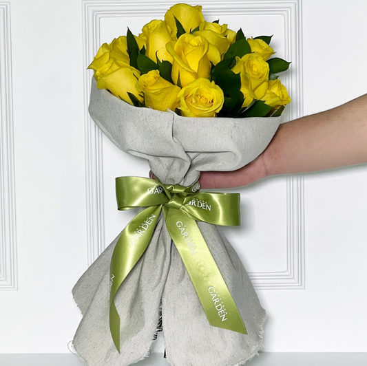 BOUQUET CLÁSSICO DE ROSAS AMARELAS COM TECIDO DE LINHO