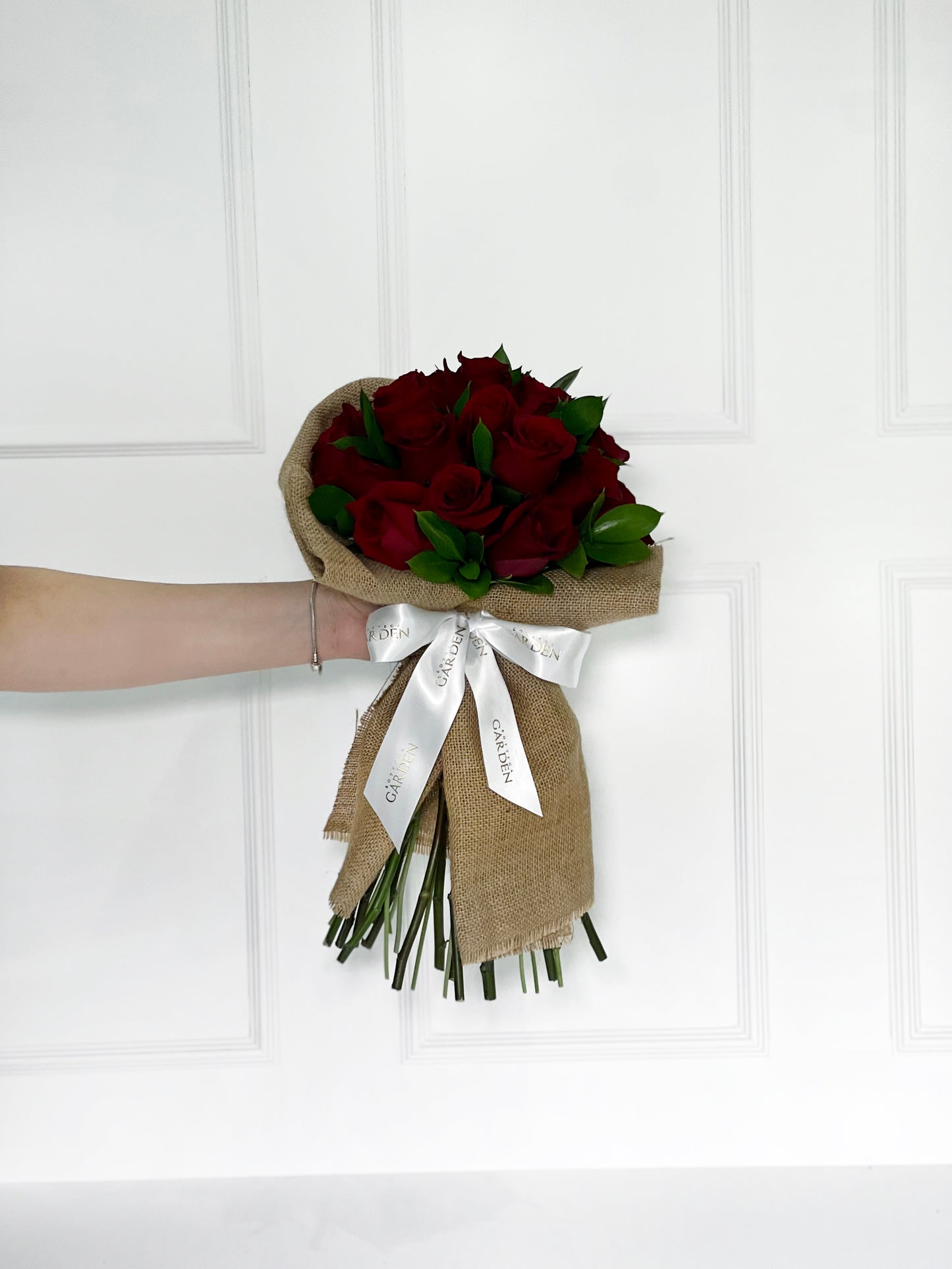 BOUQUET CLÁSSICO DE ROSAS VERMELHAS COM JUTA DE LINHO