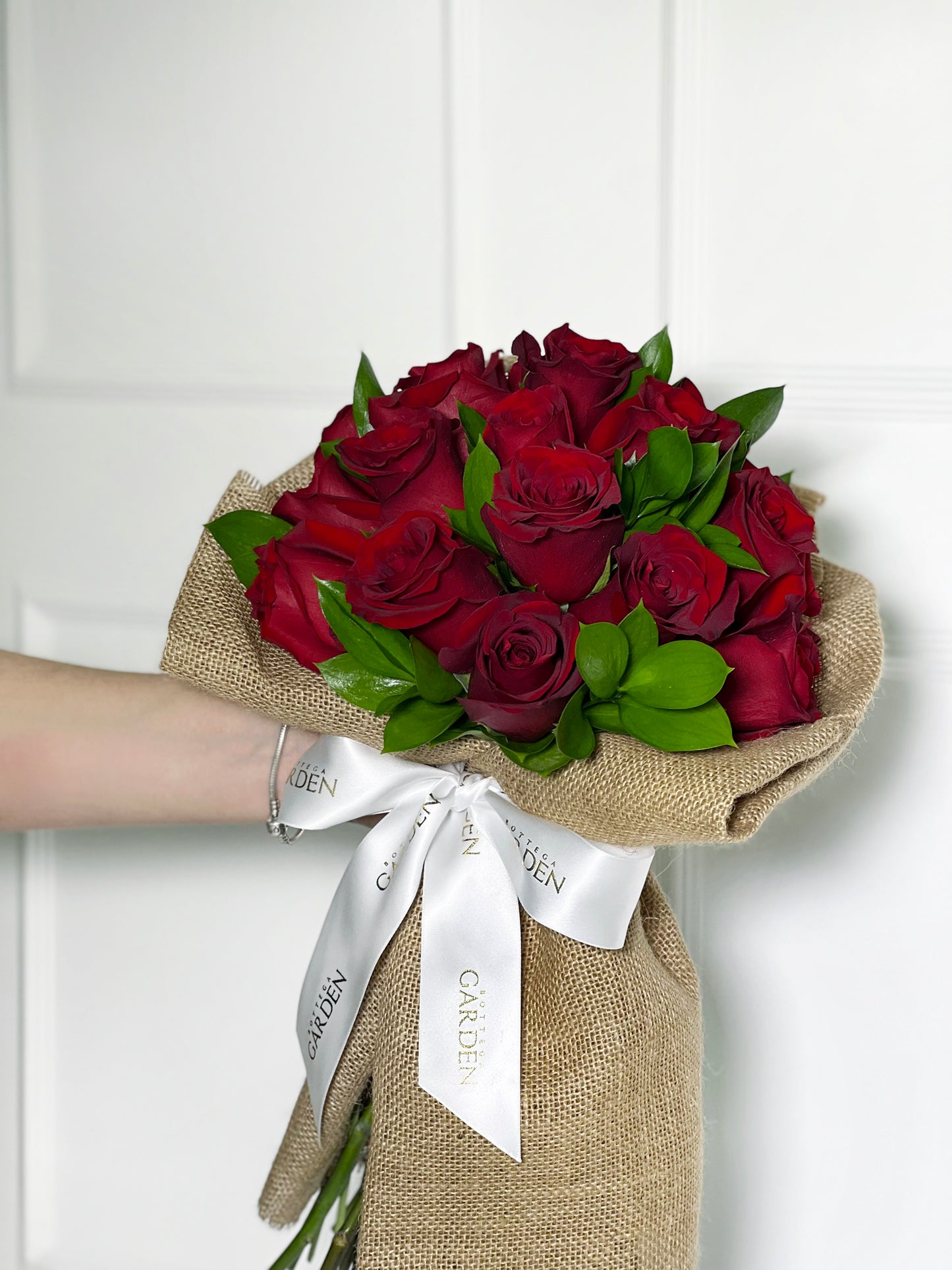 BOUQUET CLÁSSICO DE ROSAS VERMELHAS COM JUTA DE LINHO