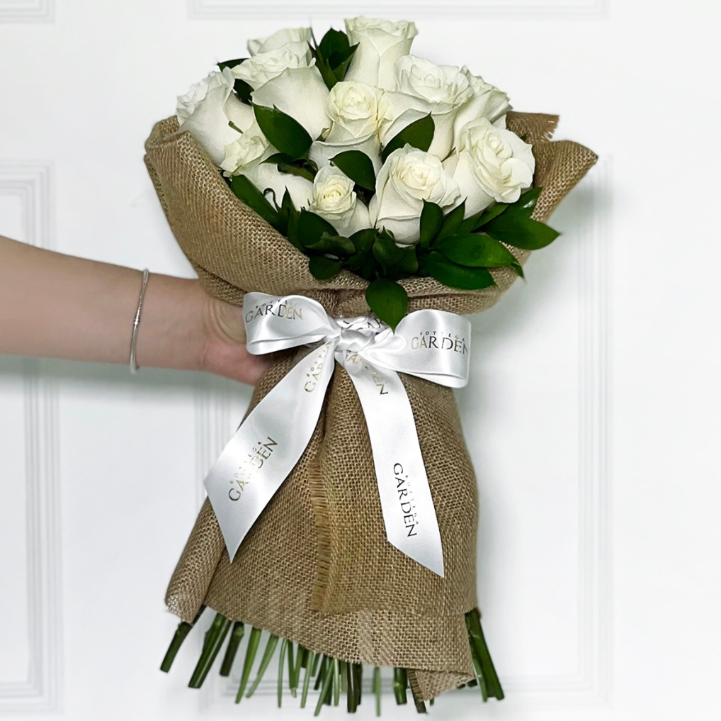 BOUQUET CLÁSSICO DE ROSAS BRANCAS COM JUTA DE LINHO