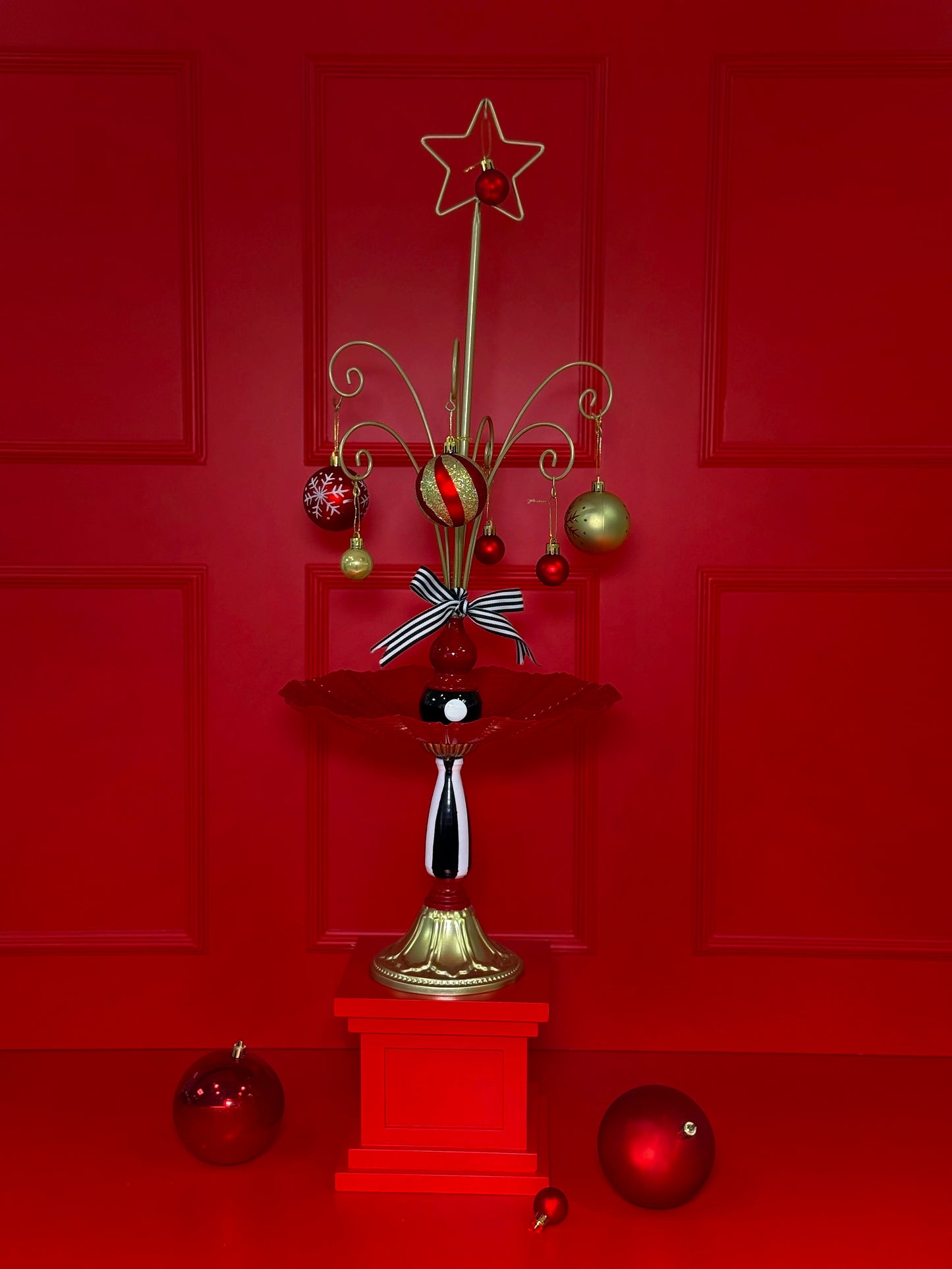 Artigo Decorativo de Natal – Árvore Ornamental com Bolas e Estrela