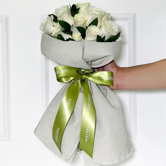 BOUQUET CLÁSSICO DE ROSAS BRANCAS COM TECIDO DE LINHO