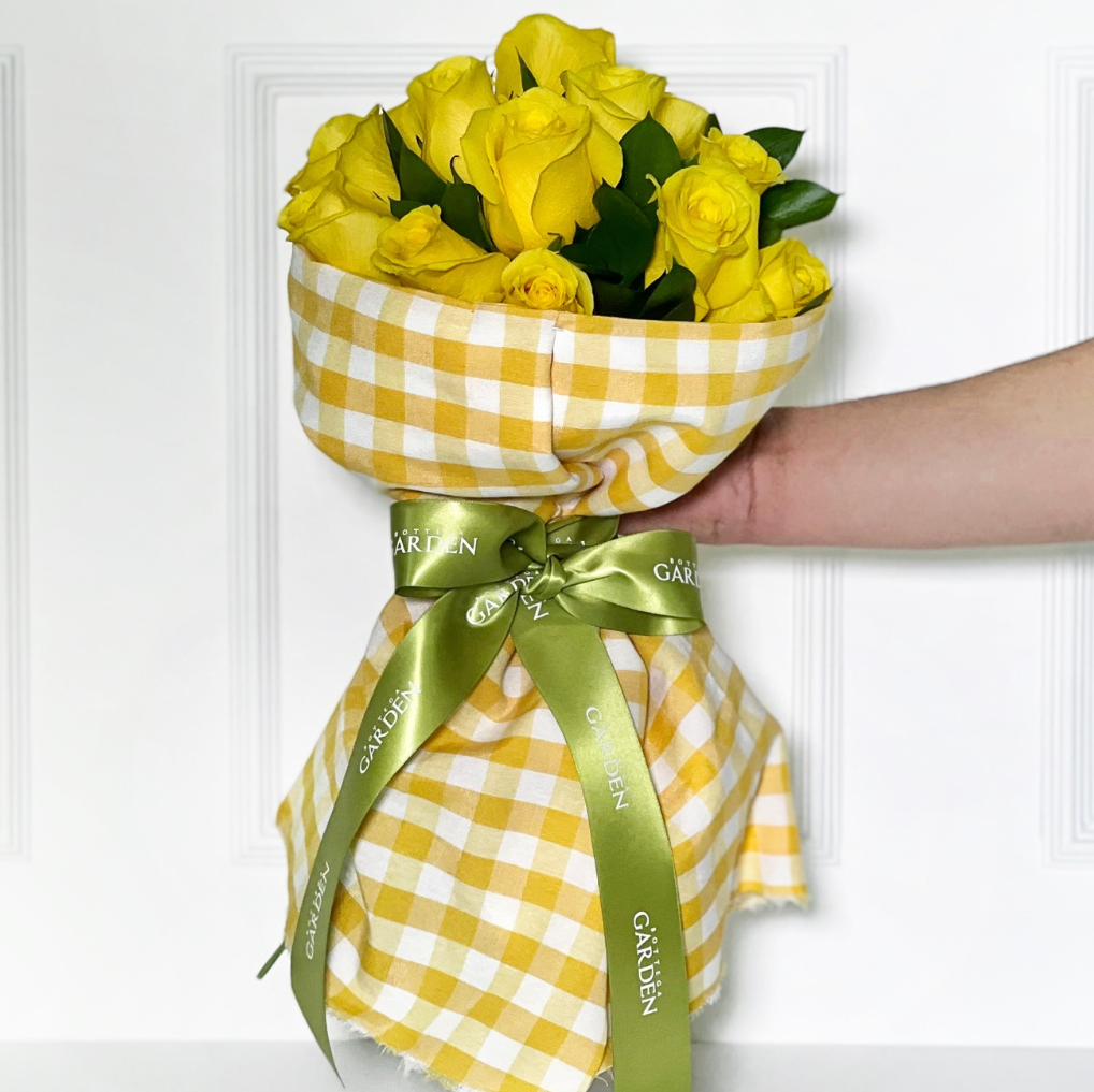 BOUQUET CLASSIC COM ROSAS AMARELAS COM TECIDO XADREZ