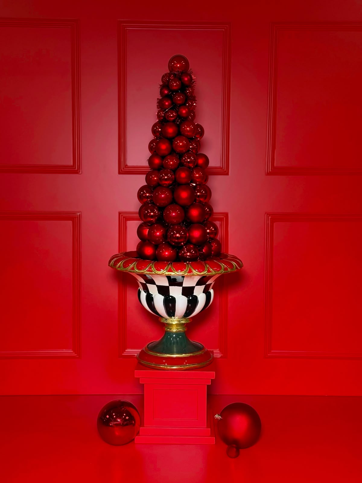 TOPIÁRIA DE BOLAS VERMELHAS COM VASO DECORATIVO – H 90 CM | CHRISTMAS COLLECTION