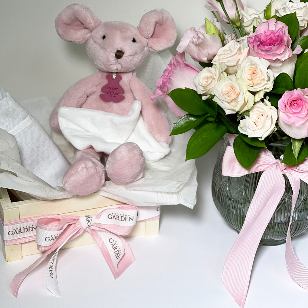 Caixa com Ursinho, Fraldinha bordada e Bouquet Baby Pink