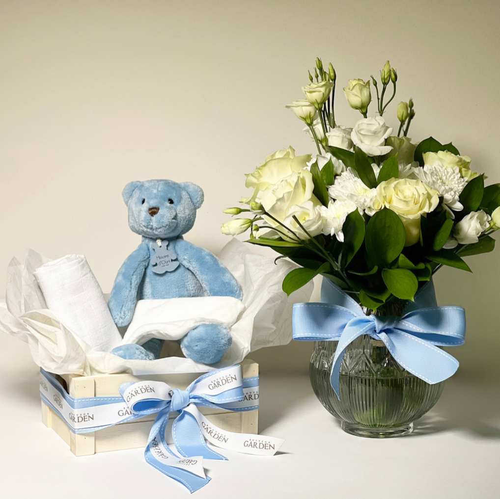 Caixa com Ursinho, Fraldinha bordada e Bouquet Baby Blue