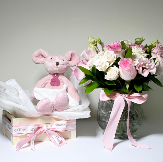 Caixa com Ursinho, Fraldinha bordada e Bouquet Baby Pink
